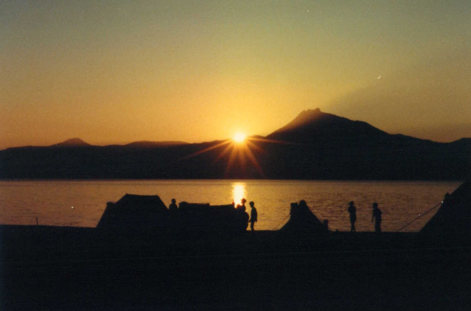 支笏湖に沈む夕陽