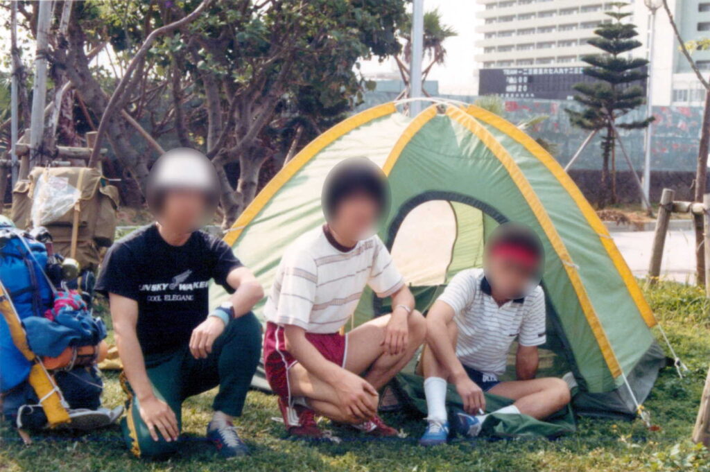 奥武山公園に安物のドーム型テント